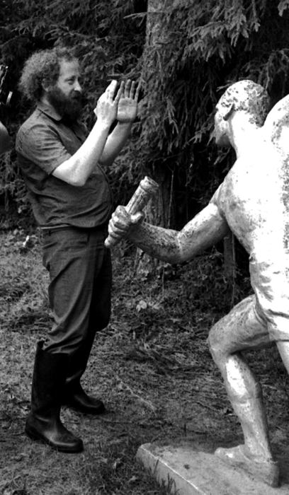 "Вот она - фотоудача!!! Режиссер В.Медведев получает удовольствие, оживляя гипнозом камни"